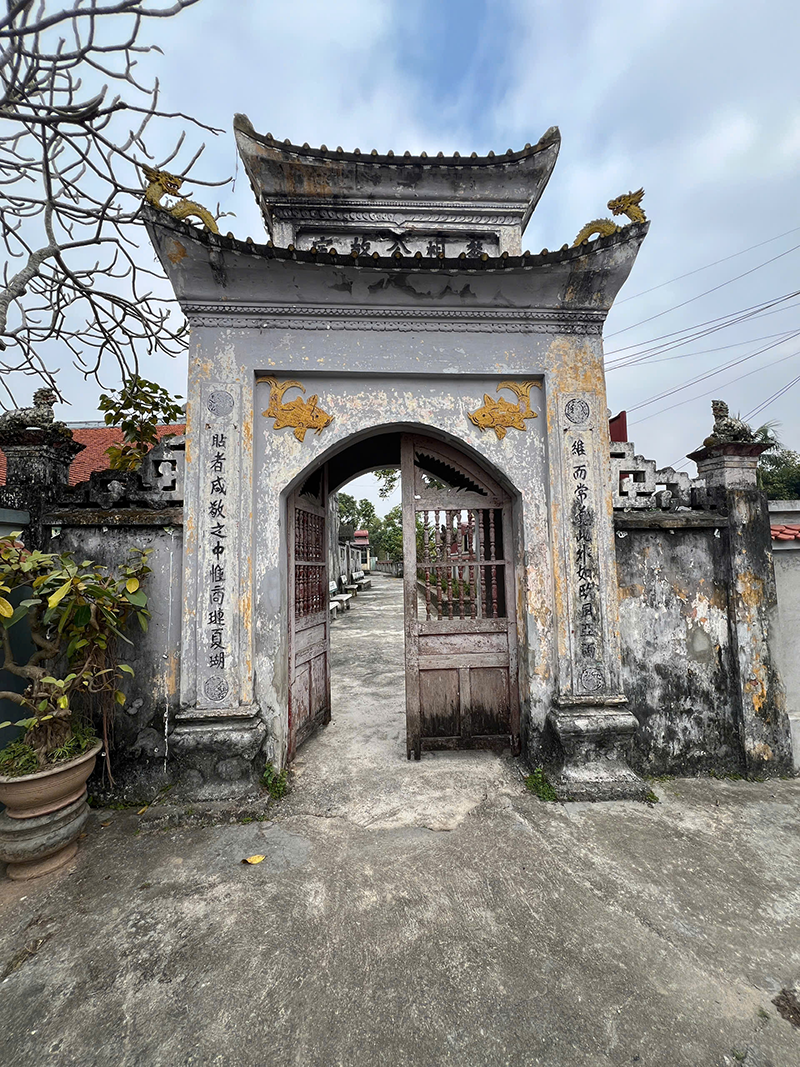 Nhà bia đá công đức di tích cổ kính